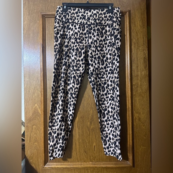 Cheetah VS leggings w/ pocket! - Picture 3 of 6